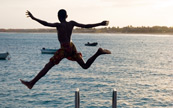 Jeune homme sautant  la mer sur la marina Santa Maria