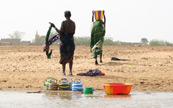 Femmes receuillant de l'eau  la rivire Niger